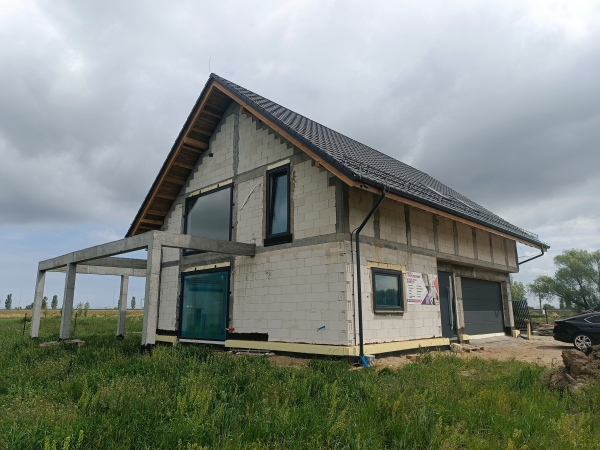 Nowoczesny dom z pustką nad jadalnią EMER-architekci